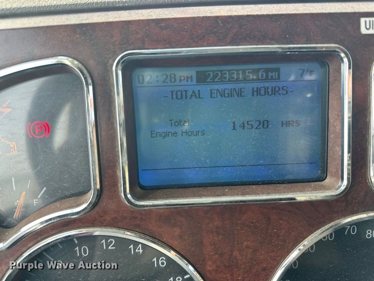 image for item DW4498 2013 Mack GU813 hook lift truck