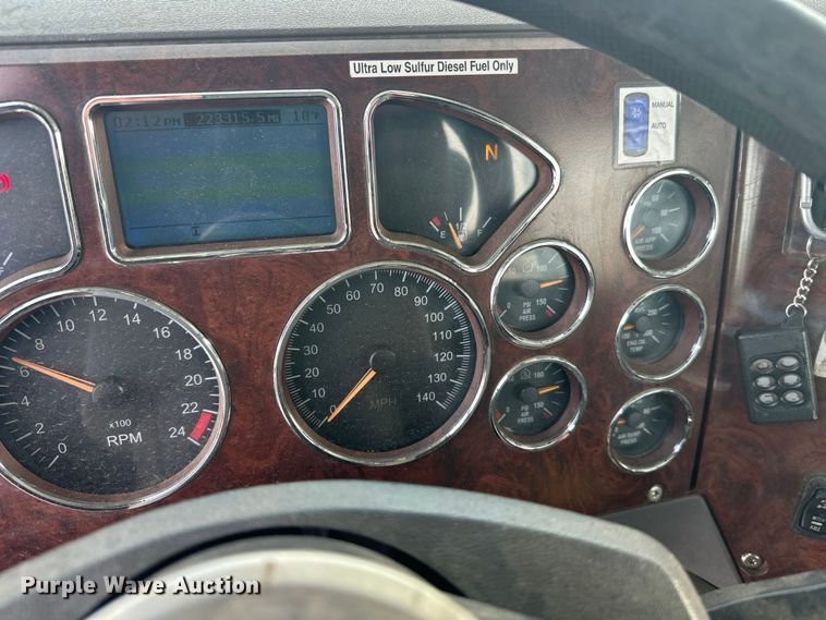 image for item DW4498 2013 Mack GU813 hook lift truck