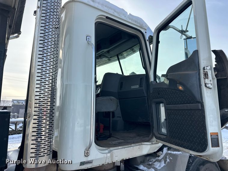 image for item DW4498 2013 Mack GU813 hook lift truck