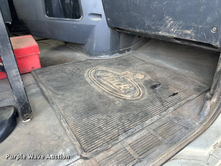 image for item DW4498 2013 Mack GU813 hook lift truck