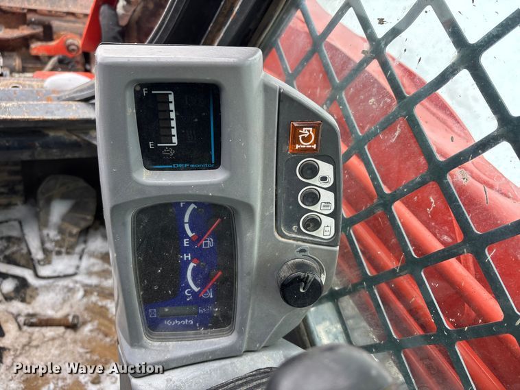 image for item DW7466 2017 Kubota SVL95-2S tracked skid steer loader