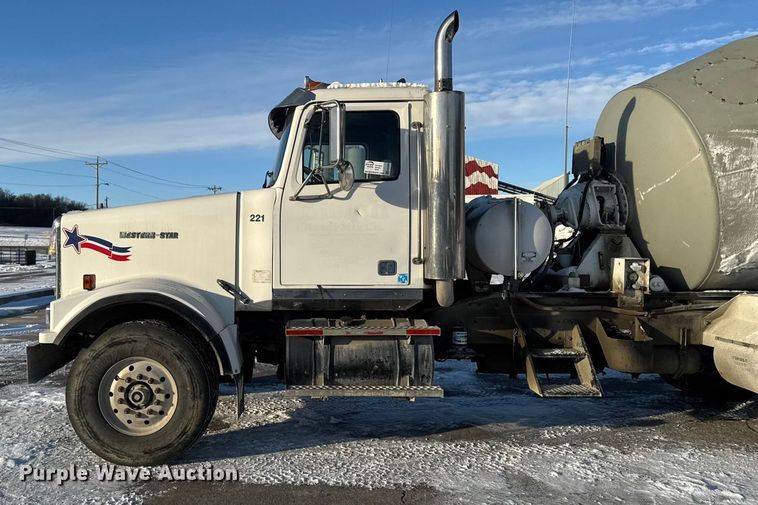 image for item EA2299 2006 Western Star 4900 ready mix truck