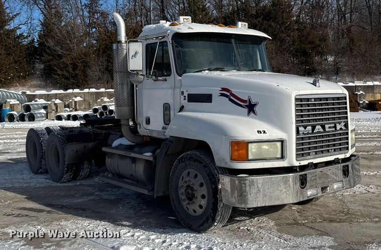 image for item EA2301 2000 Mack CH613 semi truck