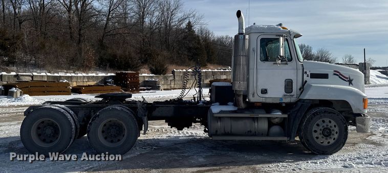 image for item EA2301 2000 Mack CH613 semi truck