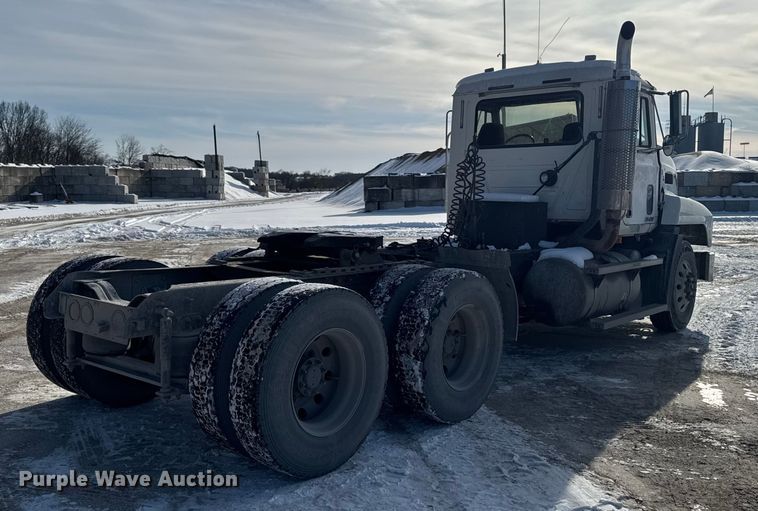 image for item EA2301 2000 Mack CH613 semi truck