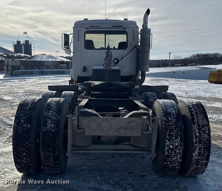 image for item EA2301 2000 Mack CH613 semi truck