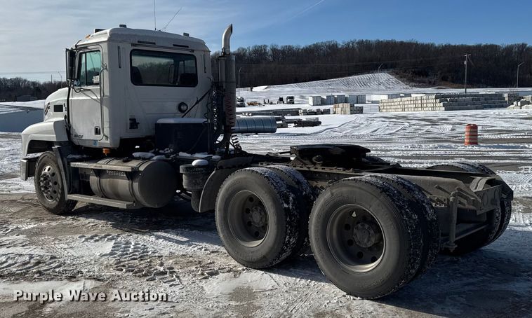 image for item EA2301 2000 Mack CH613 semi truck