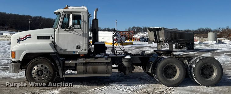 image for item EA2301 2000 Mack CH613 semi truck