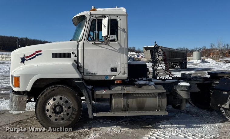 image for item EA2301 2000 Mack CH613 semi truck