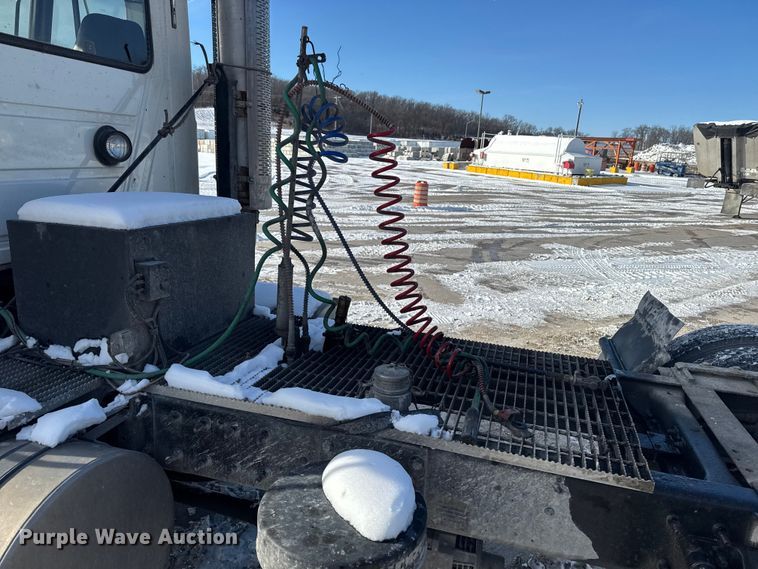 image for item EA2301 2000 Mack CH613 semi truck