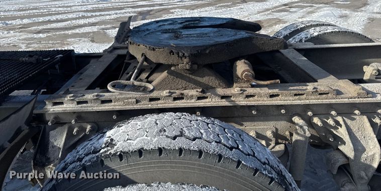 image for item EA2301 2000 Mack CH613 semi truck