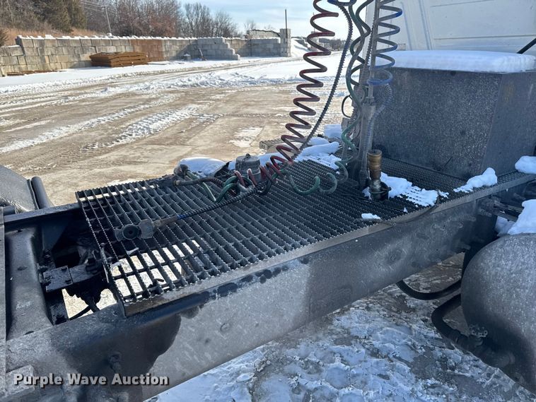 image for item EA2301 2000 Mack CH613 semi truck