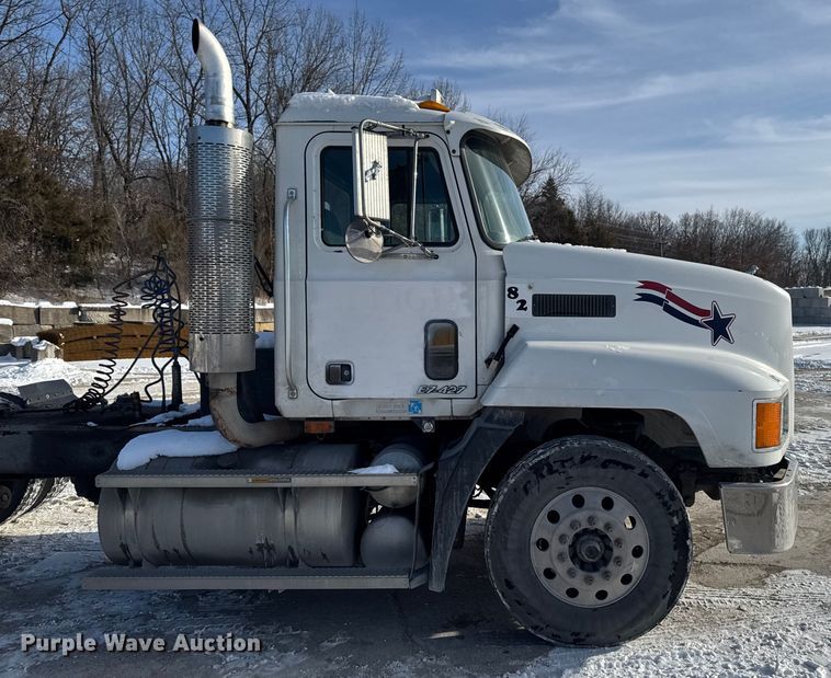 image for item EA2301 2000 Mack CH613 semi truck