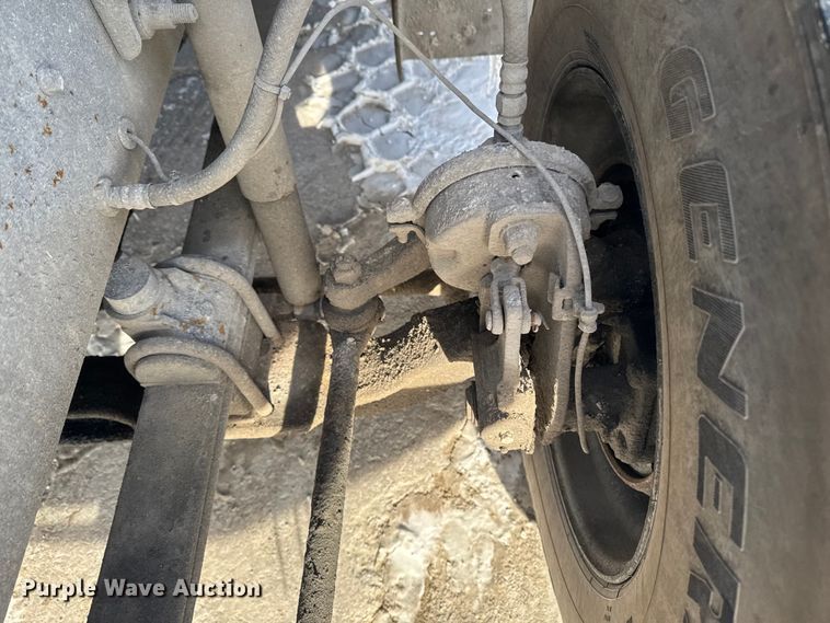 image for item EA2301 2000 Mack CH613 semi truck