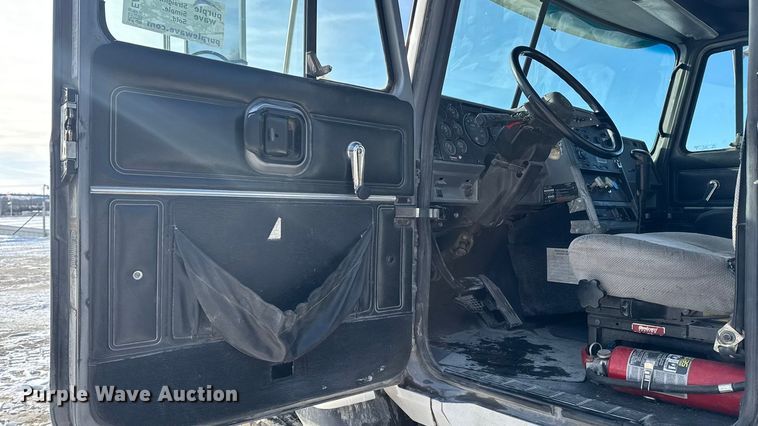 image for item EA2301 2000 Mack CH613 semi truck