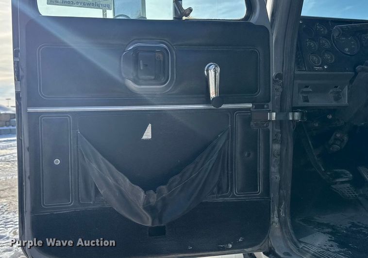 image for item EA2301 2000 Mack CH613 semi truck