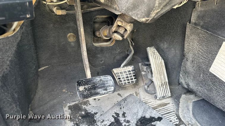 image for item EA2301 2000 Mack CH613 semi truck