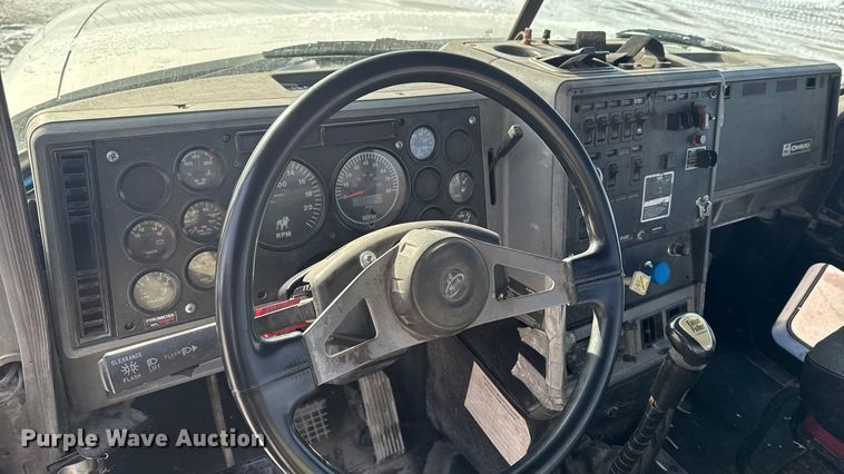 image for item EA2301 2000 Mack CH613 semi truck