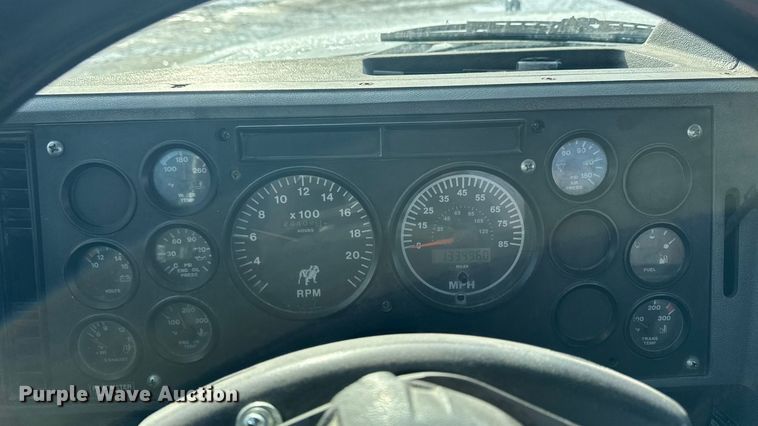 image for item EA2301 2000 Mack CH613 semi truck