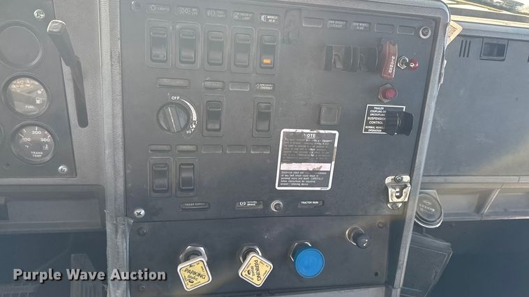 image for item EA2301 2000 Mack CH613 semi truck