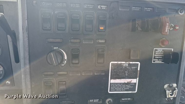 image for item EA2301 2000 Mack CH613 semi truck