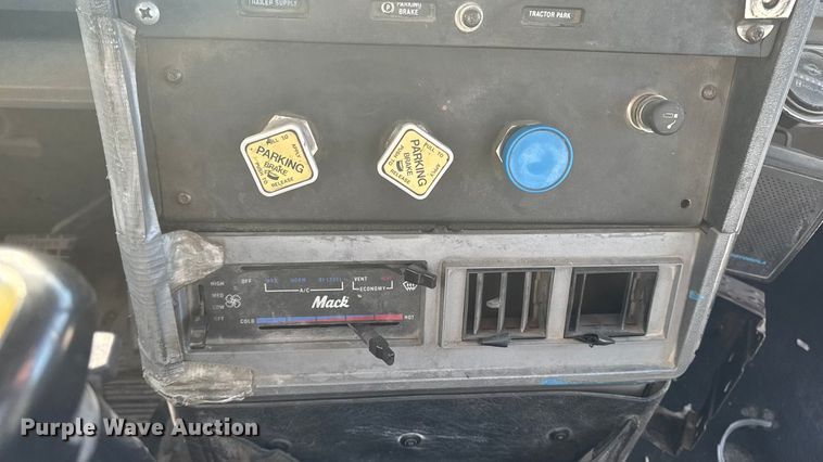 image for item EA2301 2000 Mack CH613 semi truck