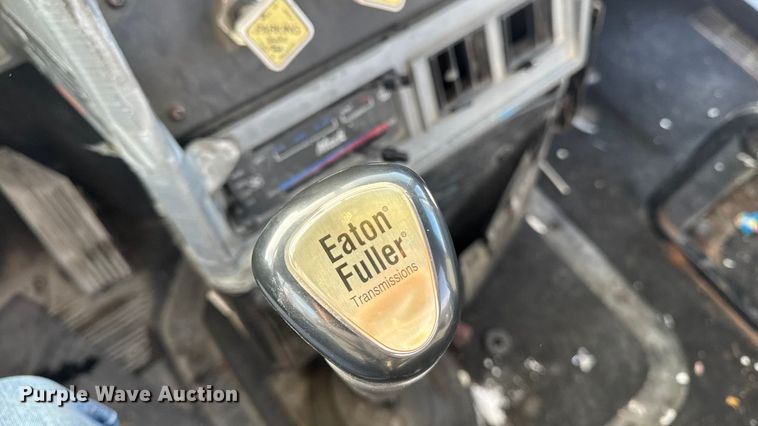 image for item EA2301 2000 Mack CH613 semi truck