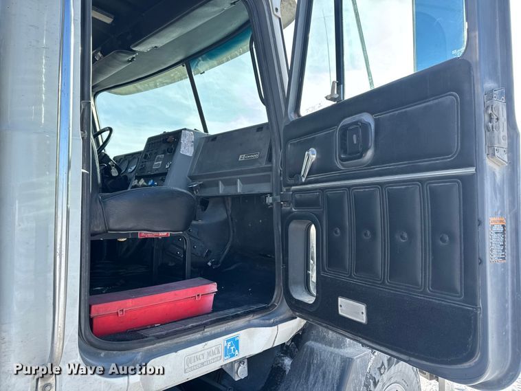 image for item EA2301 2000 Mack CH613 semi truck