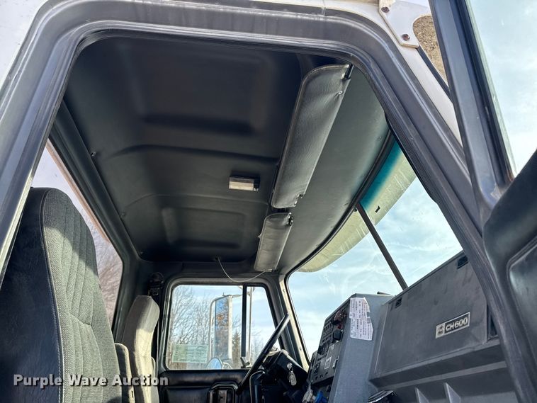 image for item EA2301 2000 Mack CH613 semi truck