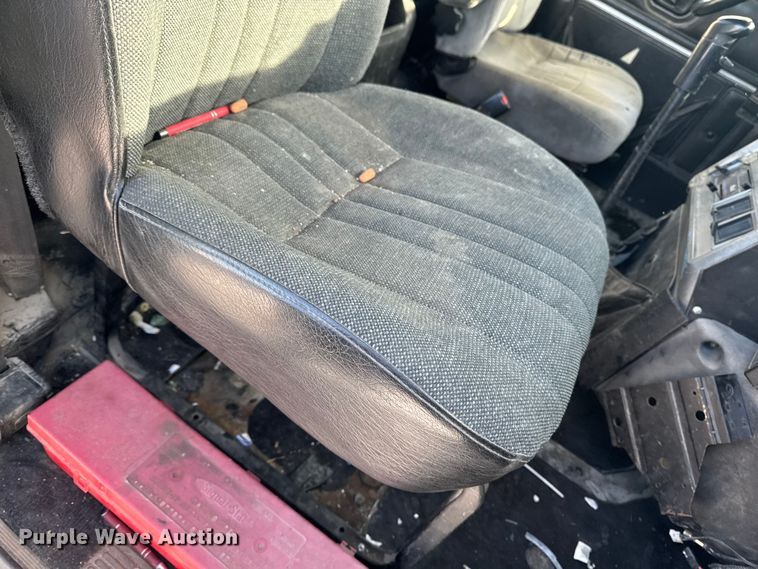 image for item EA2301 2000 Mack CH613 semi truck