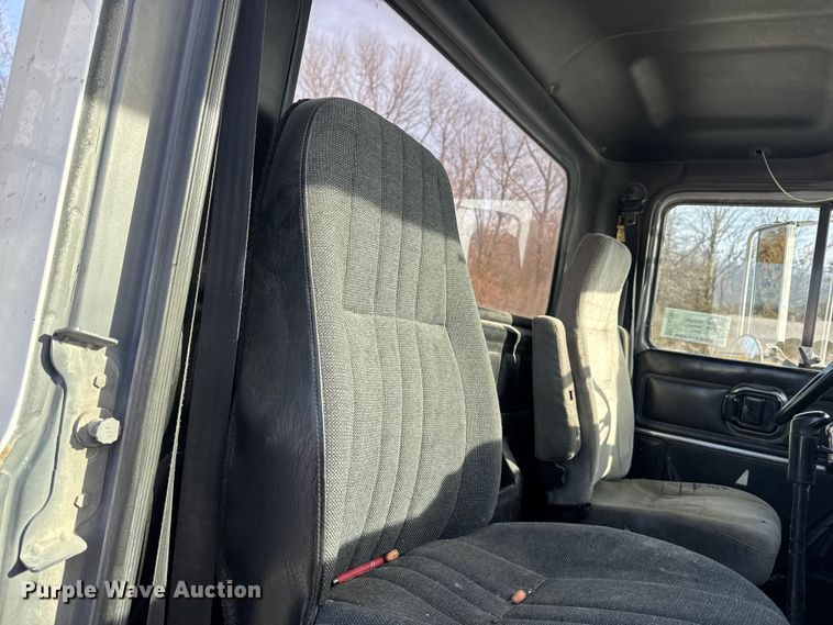 image for item EA2301 2000 Mack CH613 semi truck