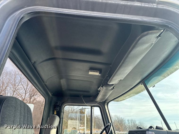 image for item EA2301 2000 Mack CH613 semi truck