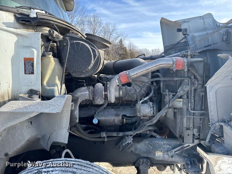 image for item EA2301 2000 Mack CH613 semi truck