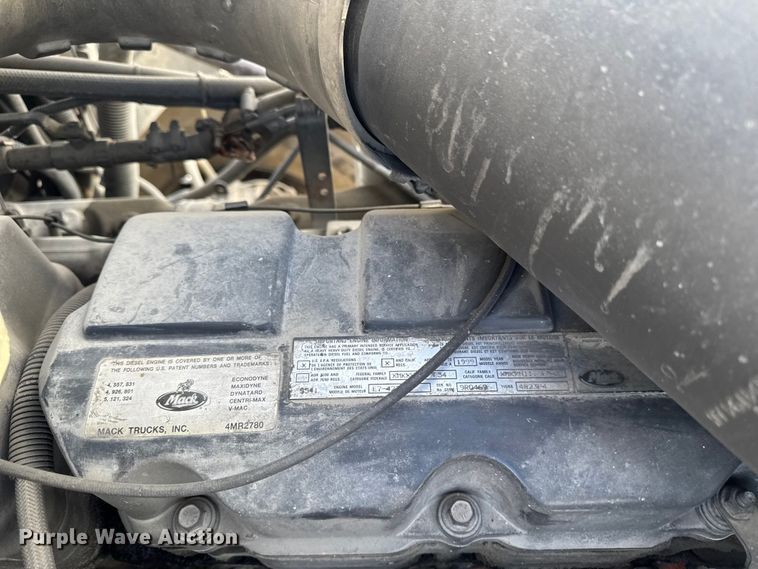 image for item EA2301 2000 Mack CH613 semi truck