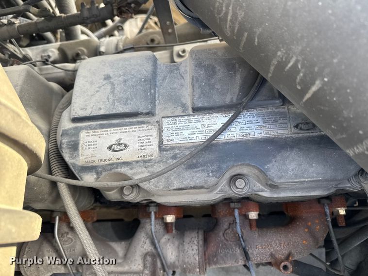 image for item EA2301 2000 Mack CH613 semi truck