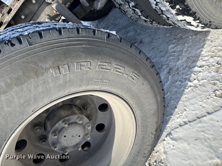 image for item EA2301 2000 Mack CH613 semi truck