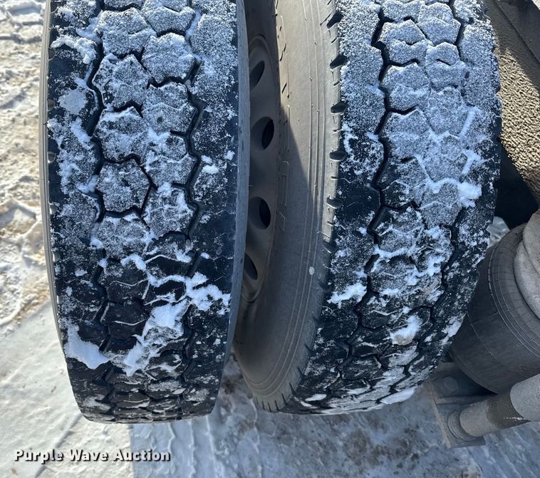 image for item EA2301 2000 Mack CH613 semi truck