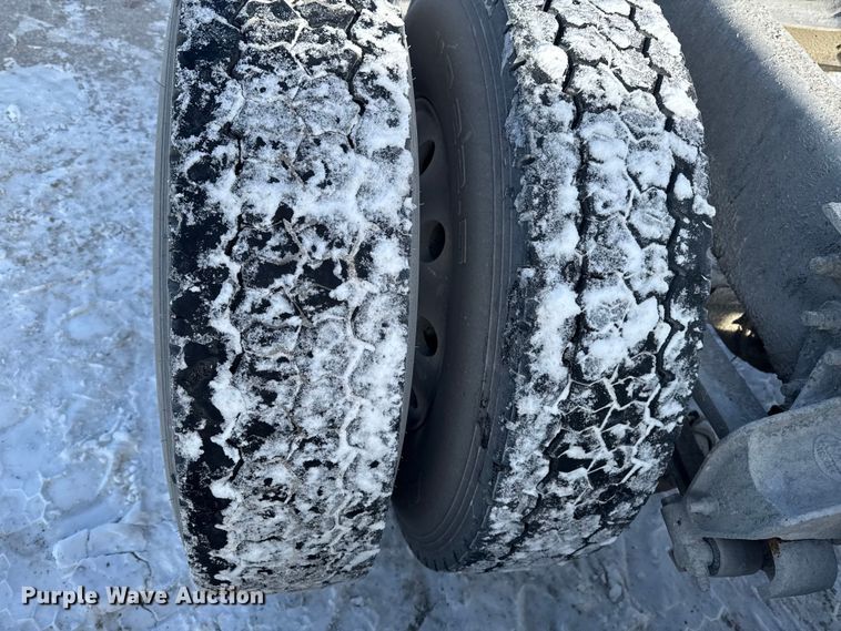 image for item EA2301 2000 Mack CH613 semi truck