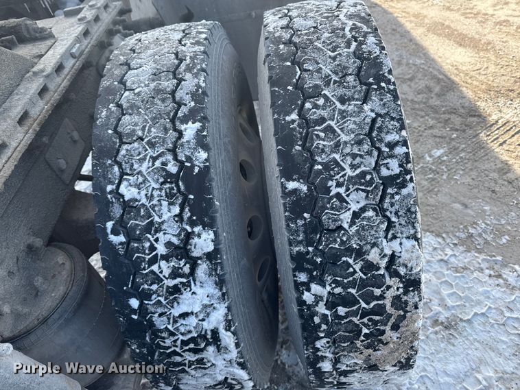 image for item EA2301 2000 Mack CH613 semi truck