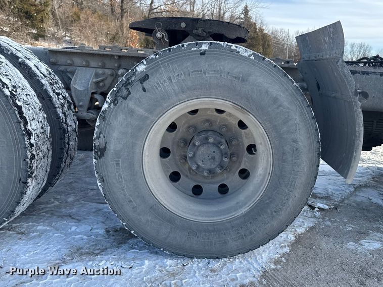 image for item EA2301 2000 Mack CH613 semi truck