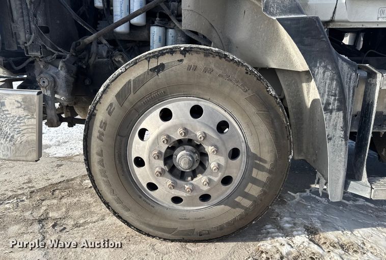 image for item EA2301 2000 Mack CH613 semi truck