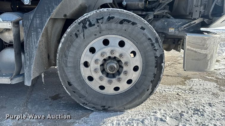 image for item EA2301 2000 Mack CH613 semi truck