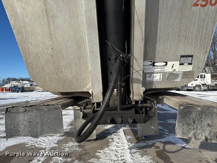 image for item EA2302 2001 Fruehuaf end dump trailer