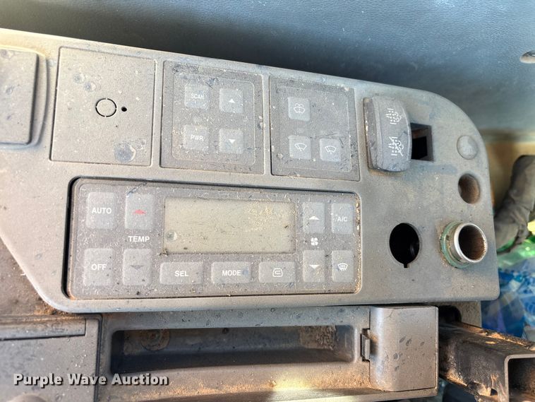image for item EA7194 2012 Doosan DX350LC-3 excavator
