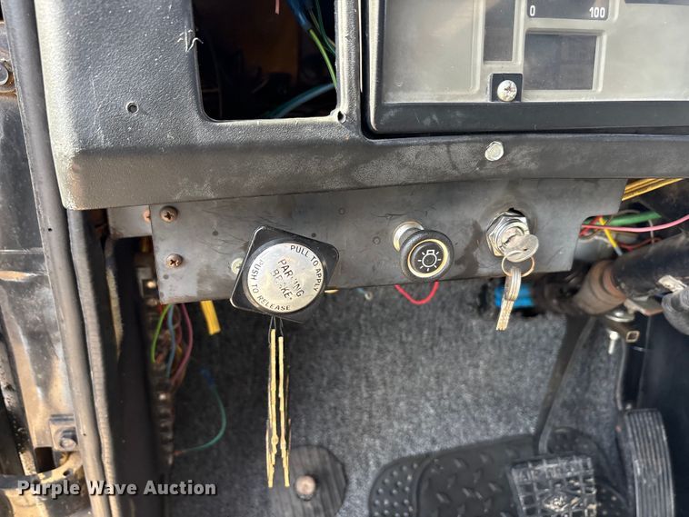 image for item EA7920 1991 International 3800 Crew Cab flatbed truck