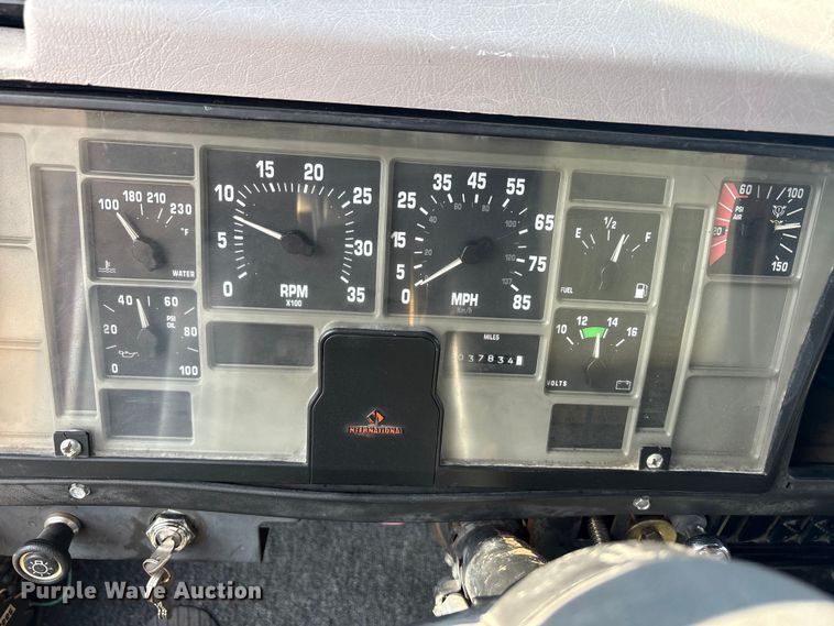 image for item EA7920 1991 International 3800 Crew Cab flatbed truck