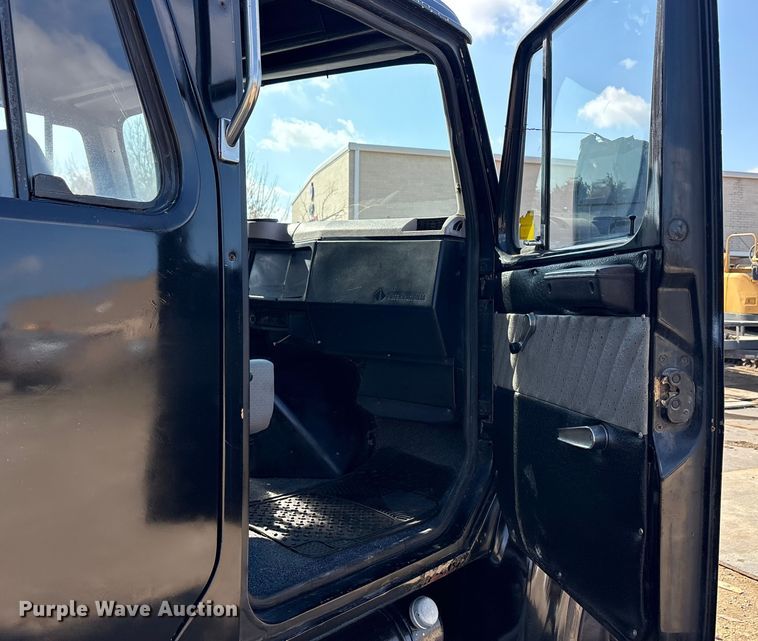 image for item EA7920 1991 International 3800 Crew Cab flatbed truck