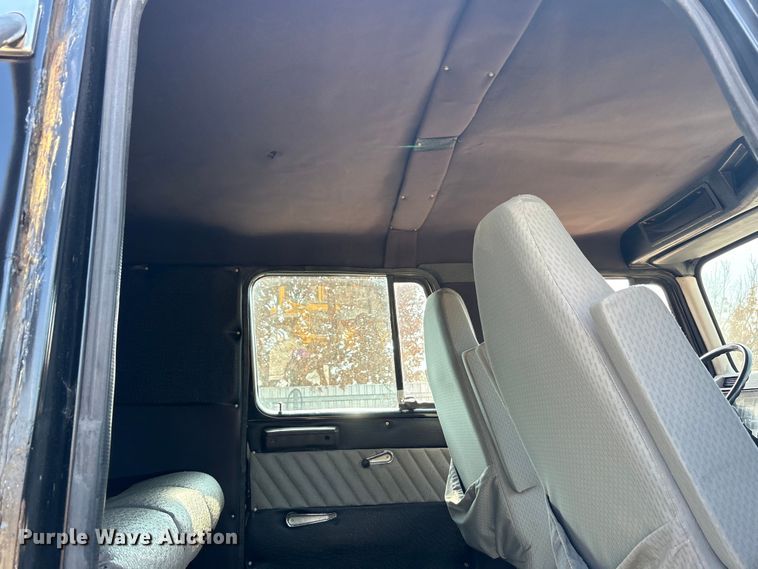 image for item EA7920 1991 International 3800 Crew Cab flatbed truck