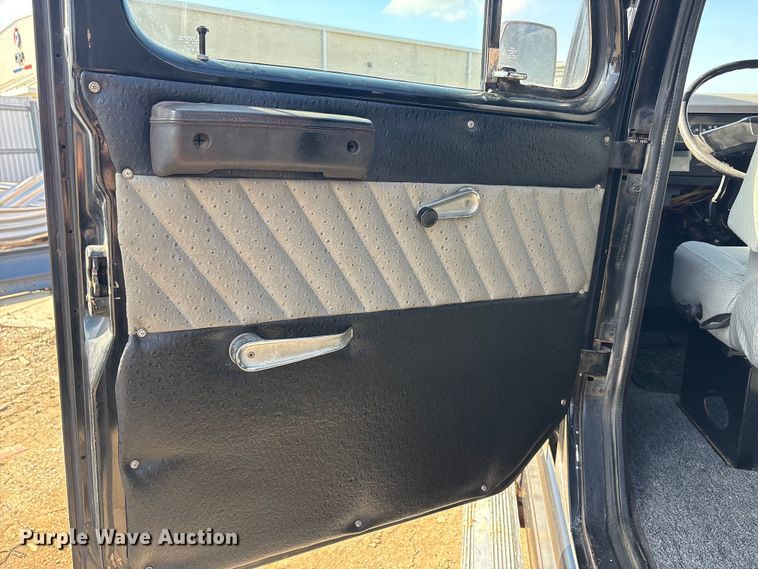 image for item EA7920 1991 International 3800 Crew Cab flatbed truck