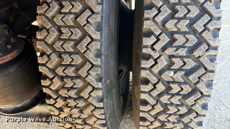 image for item EA7920 1991 International 3800 Crew Cab flatbed truck